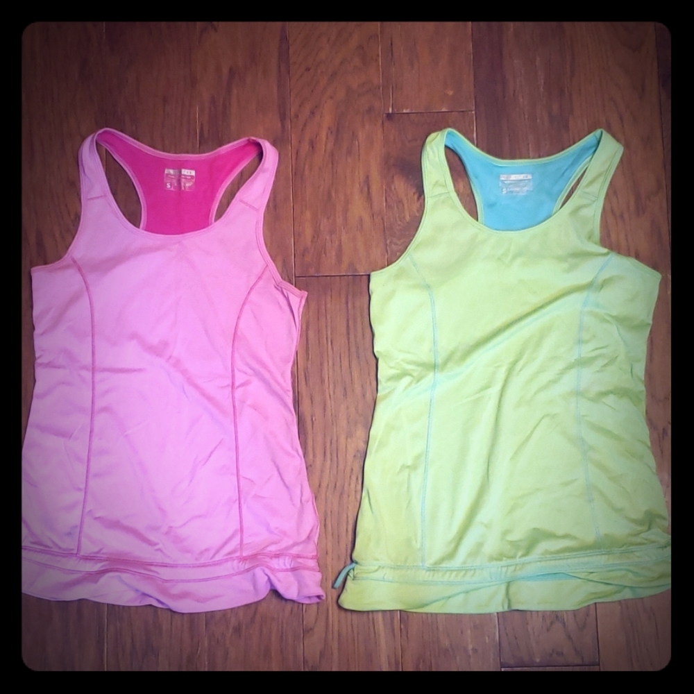 2 workout tank tops for 10$
